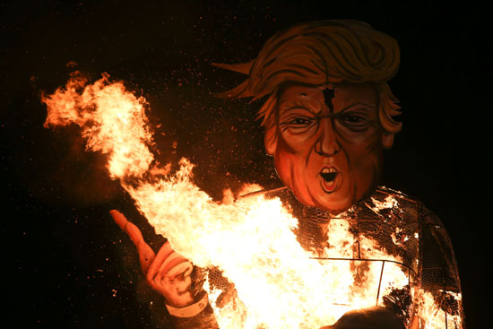 النيران تلتهم دمية ترامب