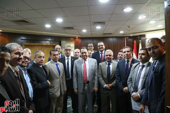 وزير الصحة مع مسئولين الهيئة المصرية للاسعاف