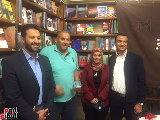 صورة جماعية للكاتب الصحفى احمد الدرينى وعمرو خليل مع الكاتبة هبة احمد