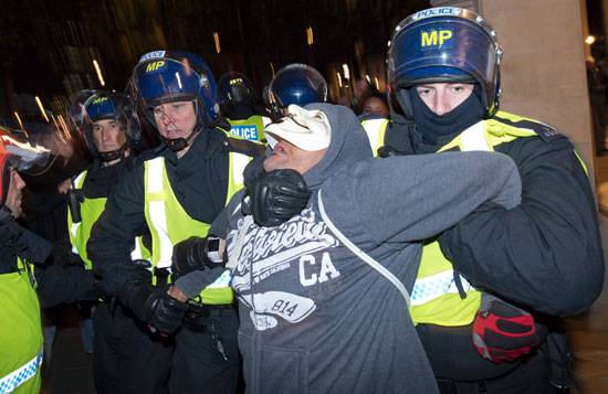 الشرطة البريطانية تعتقل أحد المتظاهرين