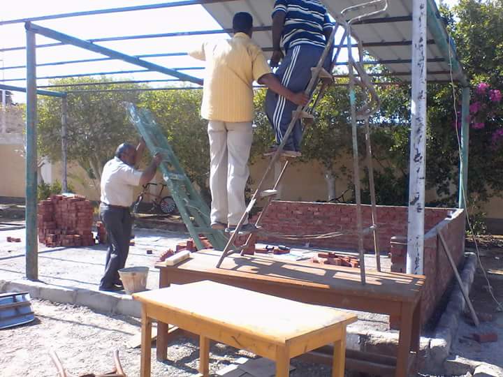 مدير مدرسة جمال عبد الناصر يعمل فى انشاء مظلة للطلاب