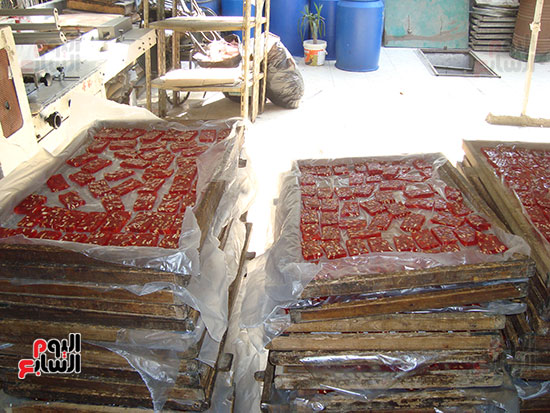 ضبط صاحب مصنع حلويات بحوزته 6 أطنان سكر وعسل مجهولة المصدر فى شبرا (1)