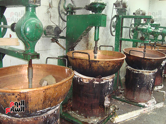 ضبط صاحب مصنع حلويات بحوزته 6 أطنان سكر وعسل مجهولة المصدر فى شبرا (2)