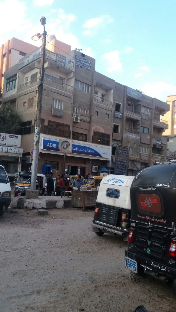 اضاءة أعمدة الإنارة نهاراً في شوارع كفر صقر الشرقية