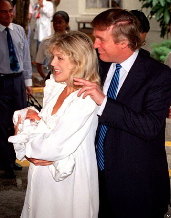 ترامب وزوجة أخرى مارلا والدة ابنته تيفانى عام 1993