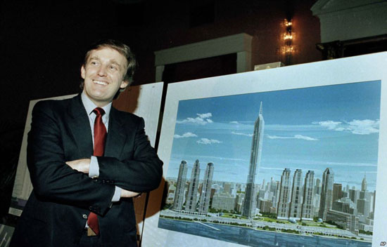 ترامب فى شبابه أمام أحد مشروعاته عام 1985