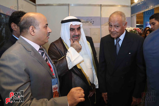 الأمين العام للجامعة العربية يستمع إلى شرح فى أحد أقسام معرض الكويت بمصر