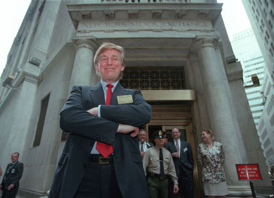 ترامب أمام بورصة نيويورك عام 1995