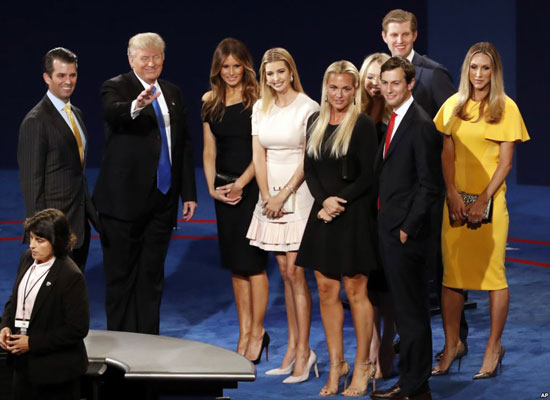 ترامب وعائلته خلال إحدى المناظرات الرئاسية مع هيلارى فى أكتوبر الماضى