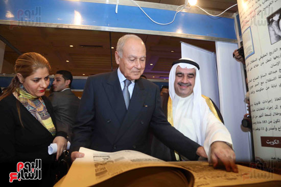 الأمين العام للجامعة العربية يتفقد أحد الأقسام بالمعرض