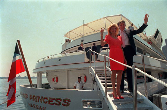 ترامب وزوجته السابقة إيفانا عام 1988