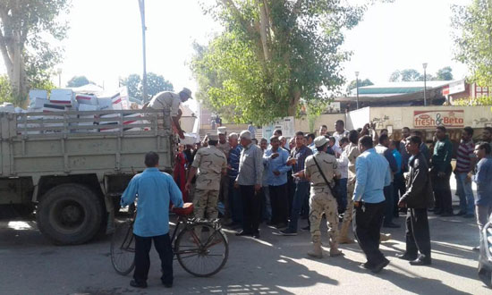 القوات المسلحة توزع كراتين غذائية للعاملين بجامعة أسيوط