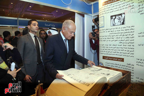 الأمين العام للجامعة العربية يتفقد أحد الأقسام بالمعرض