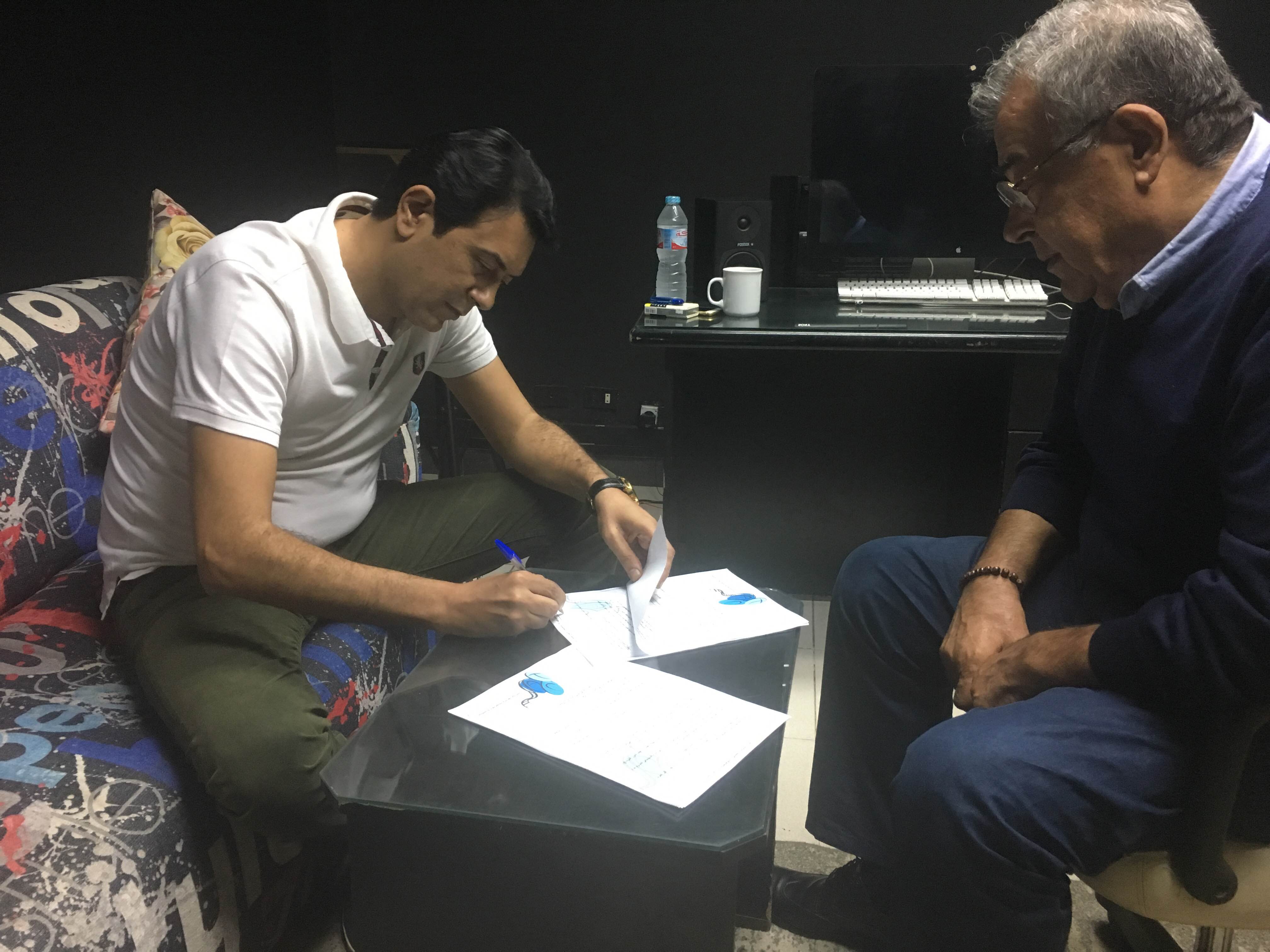 أحمد وفيق والمنتج حسين القلا أثناء التعاقد على صندوق الدنيا (2)