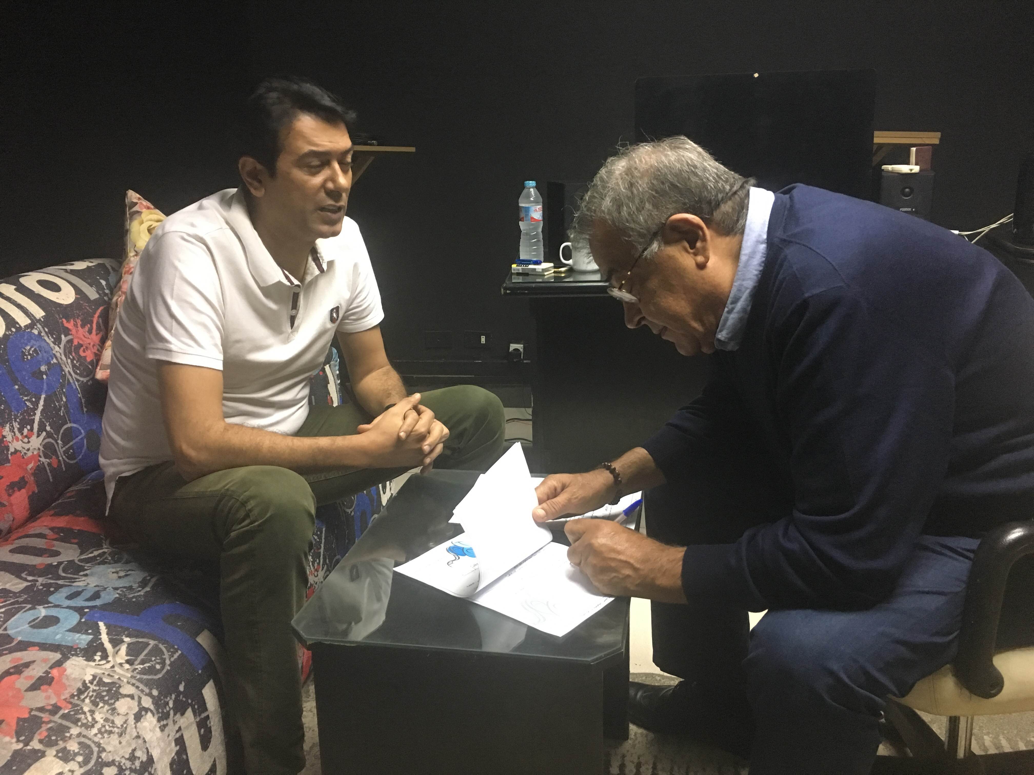 أحمد وفيق والمنتج حسين القلا أثناء التعاقد على صندوق الدنيا (1)