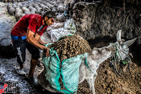 تشوين التراب لبدء عملية عجين الطين