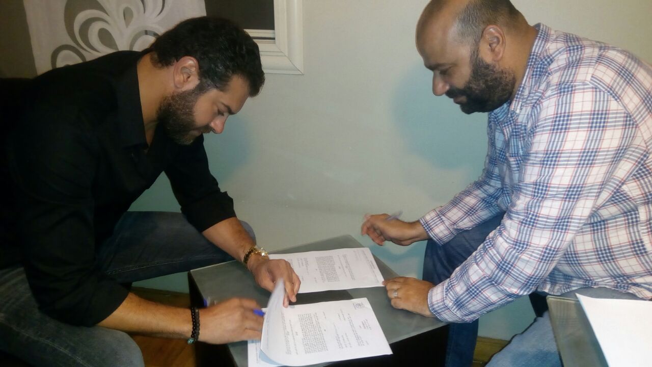 لحظة توقيع عمرو يوسف مع المنتج عبد الله بو الفتوح