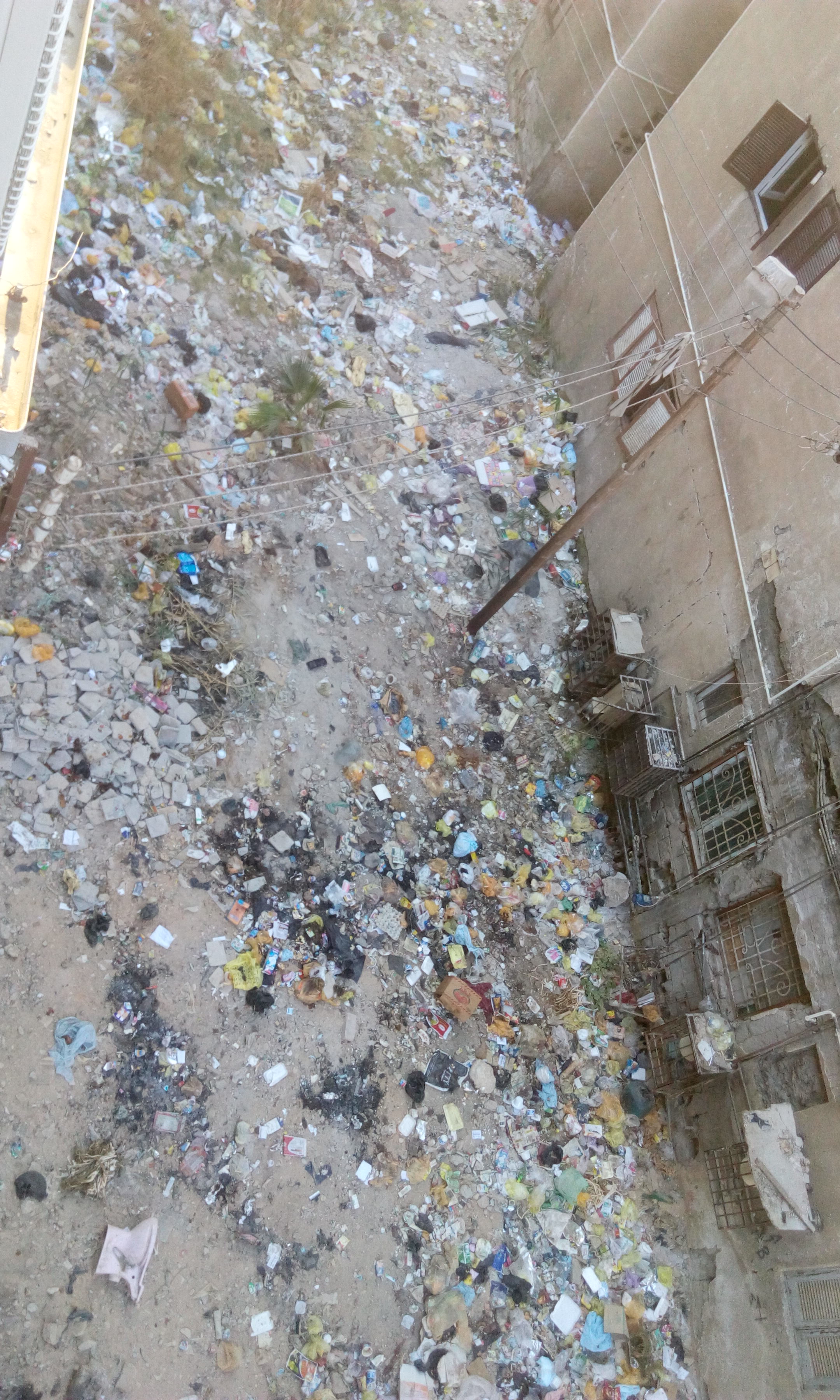 من أعلى العمارات وانتشار القمامة فى أحد الشوارع الجانبية