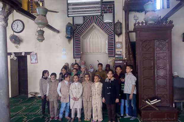 ٢- صور تذكارية للطلاب داخل المسجد