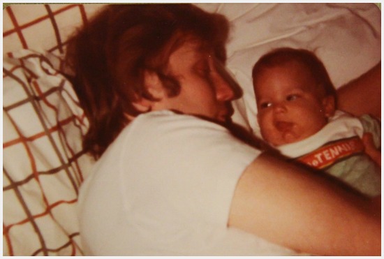 صورة لترامب يحتضن ابنه وينام 