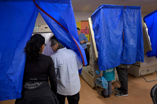 الأمريكيون يتوجهون لمراكز الاقتراع للإدلاء بأصواتهم فى الانتخابات الامريكية