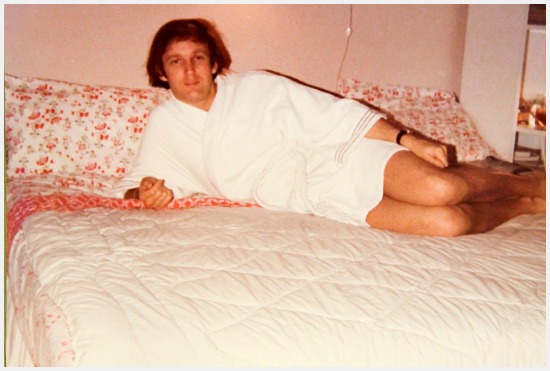 صورة لدونالد ترامب فى شبابه يستلقى على السرير 