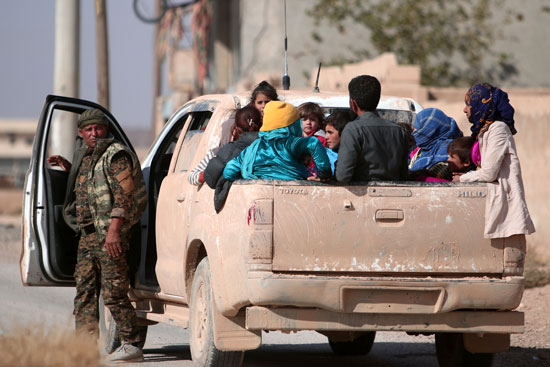 الآف السوريين يفرون إلى الرقة بعد احتدام الاشتباكات مع تنظيم داعش