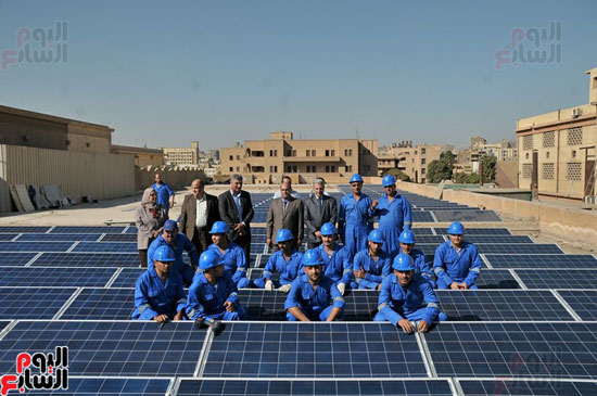 جابر نصار وسط فريق محطة الطاقة الشمسية