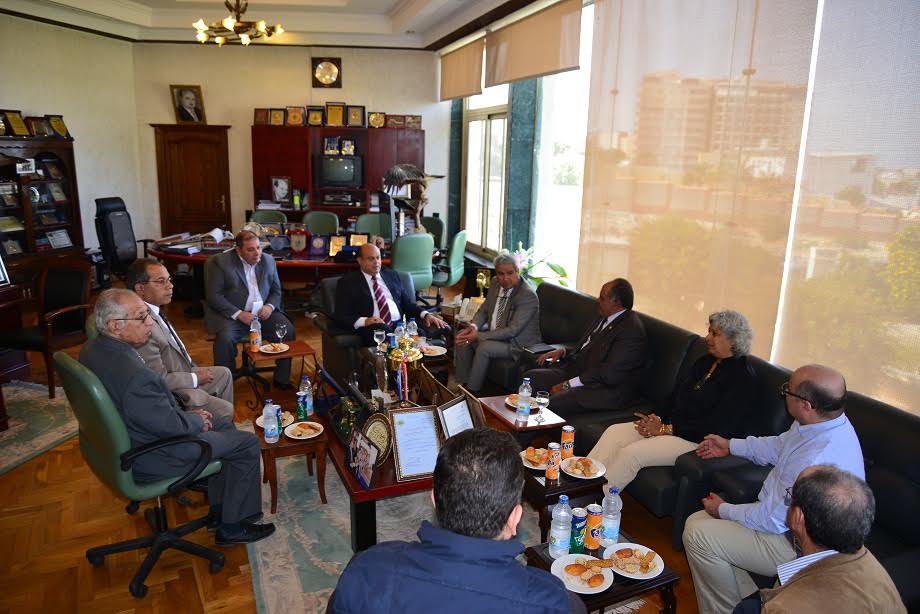 أعضاء وفد الصندوق الدولي للتنمية الزراعية خلال لقائهم بمحافظ مطروح أعضاء وفد الصندوق الدولي للتنمية الزراعية خلال لقائهم بمحافظ مطروح