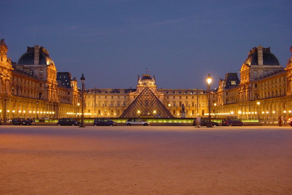 Louvre_at_night_centered