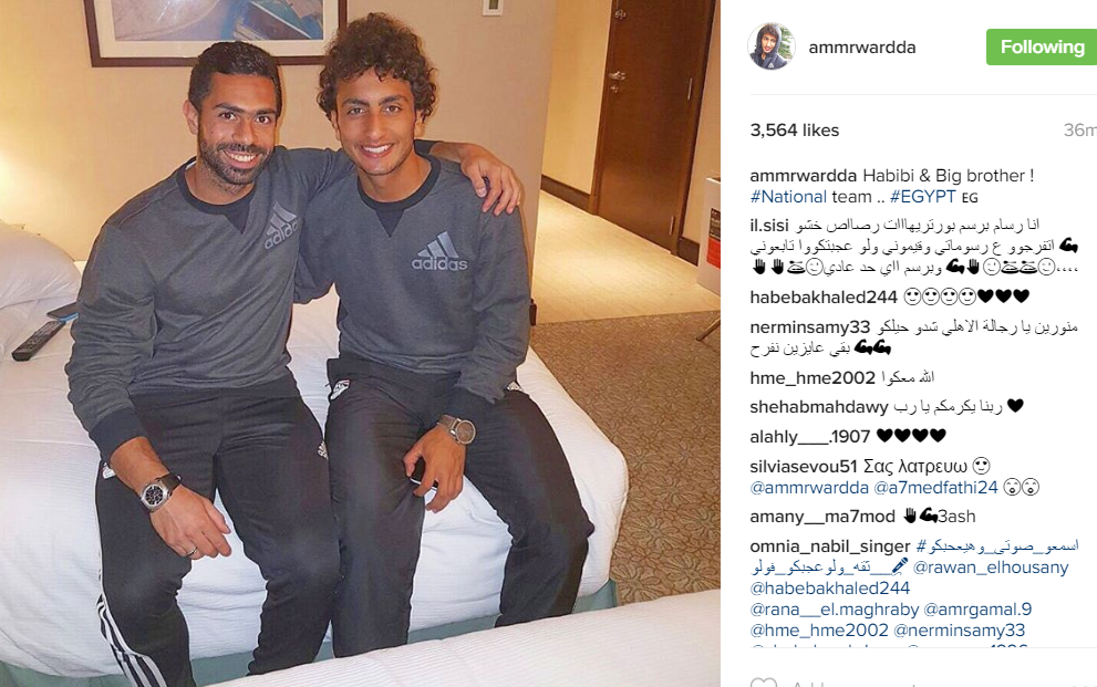 عمرو وردة ينشر صورته مع اللاعب أحمد فتحى فى فندق إقامة المنتخب: "الأخ الأكبر"