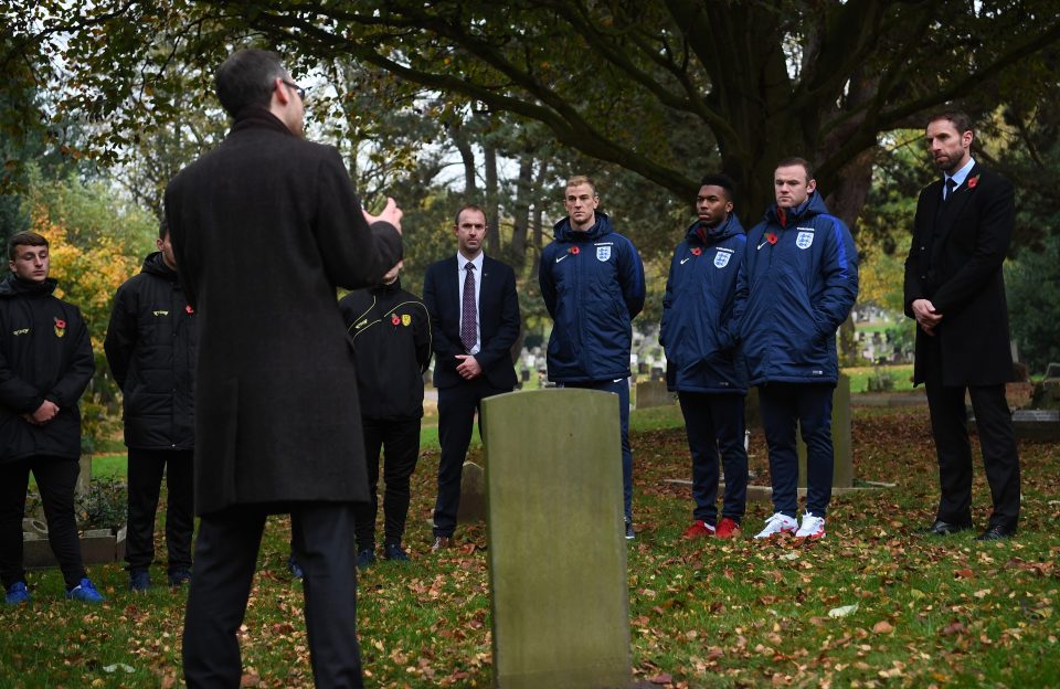 رونى ونجوم إنجلترا يزورون مقابر شهداء الحرب العالمية قبل يوم الهدنة