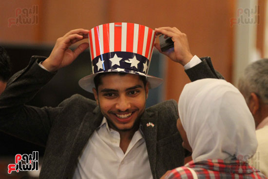 شاب مصرى يرتدى القبعة الأمريكية 