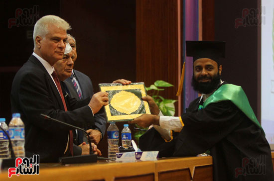 اسامة ياسين يمنح شهادة تخرج للطلبة الوافدين