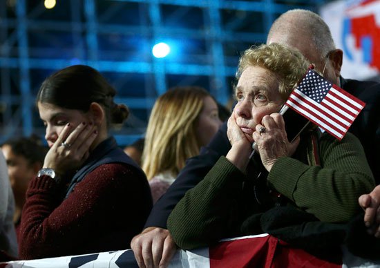 أنصار هيلارى كلينتون فى حزن شديد من خسارتها الإنتخابات الأمريكية