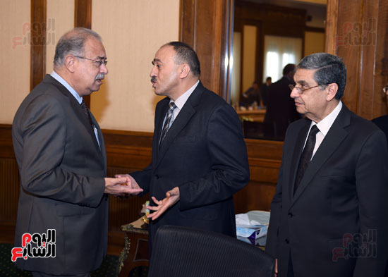 رئيس الوزراء مع وزير الكهرباء وأمين عام مجلس الوزراء اللواء عاطف عبد الفتاح