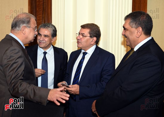المهندس شريف إسماعيل يتناقش مع الوزراء