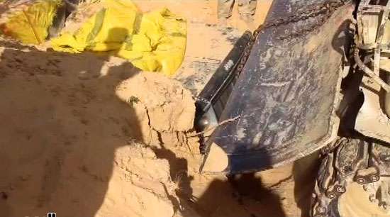 جزء من سيارة تم اكتشافها مخبأة بالكامل تحت الرمال