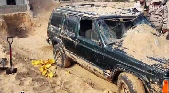 القوات المسلحة تكتشف سيارة للعناصر التكفيرية بشمال سيناء مخبأة بالكامل تحت الرمال
