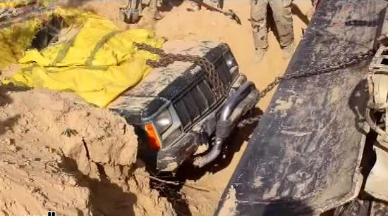 العناصر الارهابية تخفى سيارة أسفل الرمال