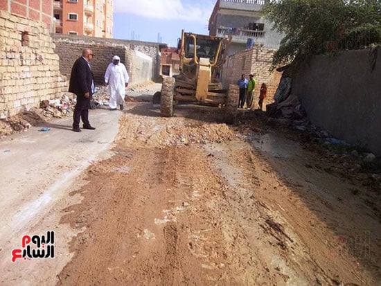تمهيد وتسوية الشوارع الترابية بمدينة مرسى مطروح قبل سقوط الامطار