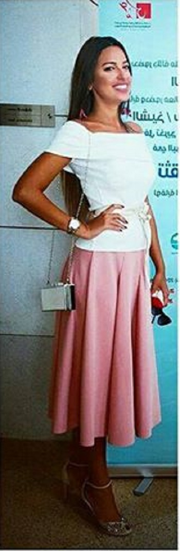 ملكة جمال مصر السابقة ترتدى إحدى تصميماتها