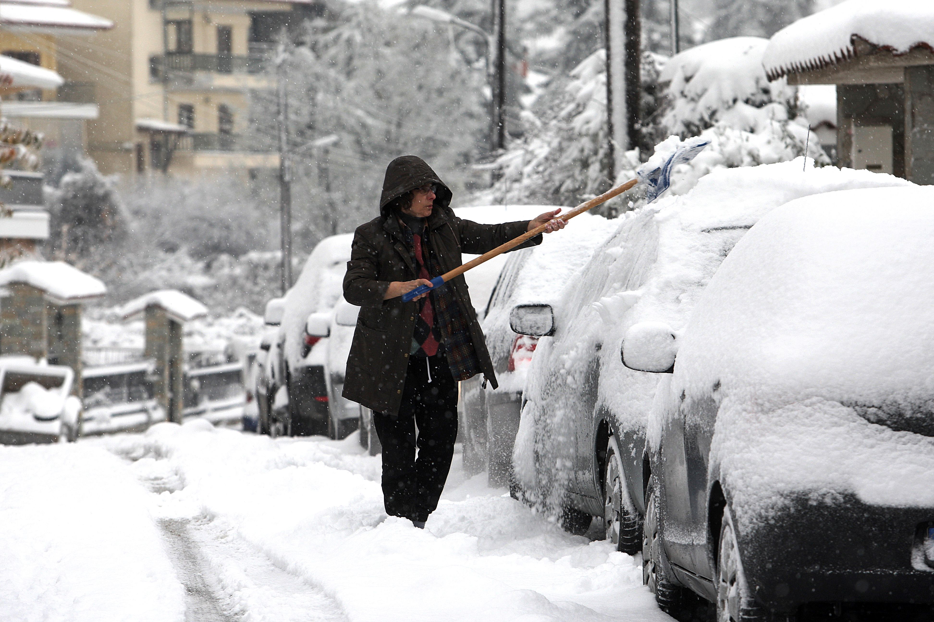 الثلوج تغطى شوارع سالونيك اليونانية