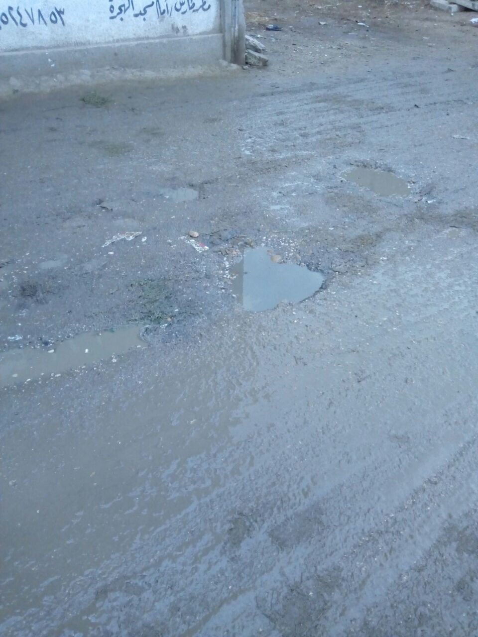 مياه الصرف والأمطار تؤثر على شوارع قرية البيضا