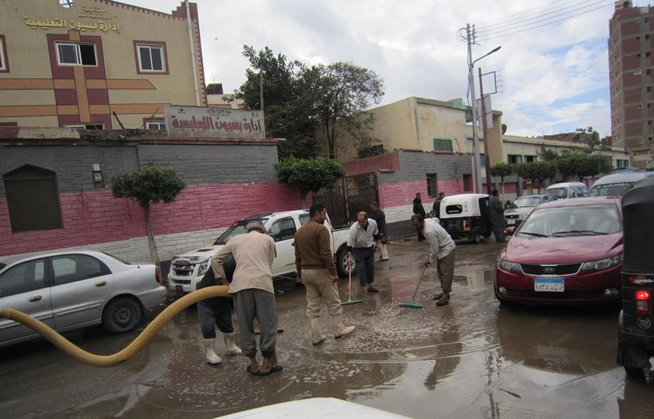 عمال النظافة يرفعون مياه الأمطار من الشوارع رئيس مدينة سمنود يتابع الأعمال