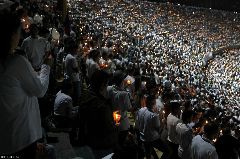 الجمهور يشعل الشموع من اجل ضحايا شابيكوينسى