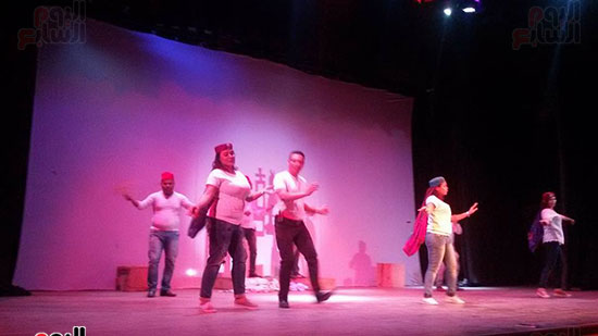 شباب الممثلين يقدمون مسرحية عاشقين ترابك على مسرح قصر ثقافة العوامية