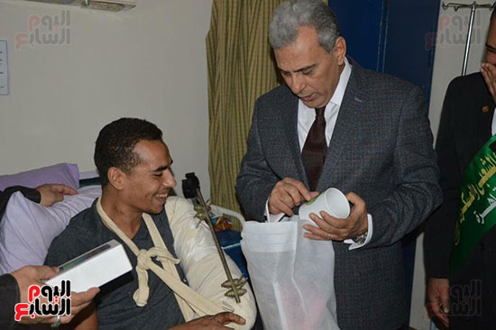 جابر نصار يزور المصابين بمستشفى المعادى العسكرى (1)