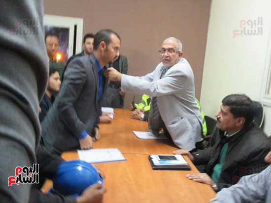 رئيس لجنة التفتيش يمنح رئيس المحطة دبوس شعار المنظمة