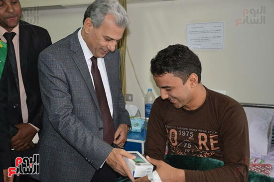 جابر نصار يزور المصابين بمستشفى المعادى العسكرى (4)